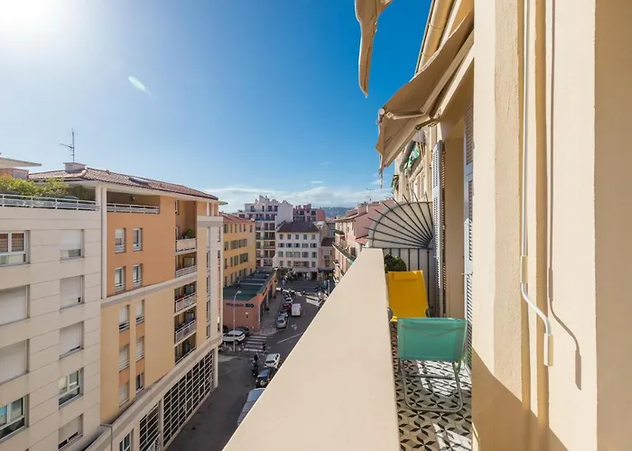 Cosy 1 Bdr Near Garibaldi Square - Top Floor & Ac